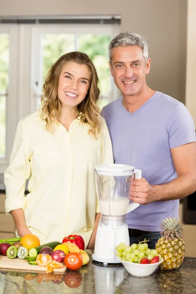 Couple preparing healthy smoothie — Stock Photo, Image