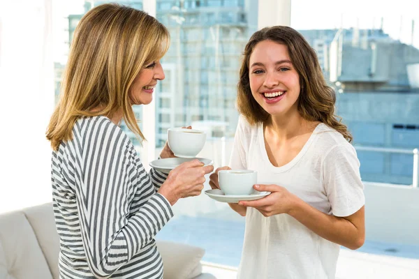 Mor och dotter håller koppar — Stockfoto