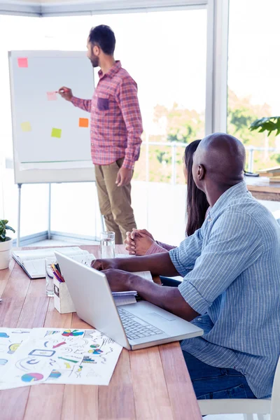 Jungunternehmer hält Vortrag — Stockfoto