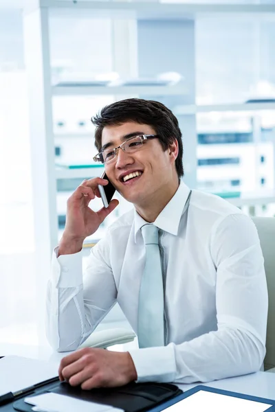 Lachende Aziatische zakenman praten aan de telefoon — Stockfoto