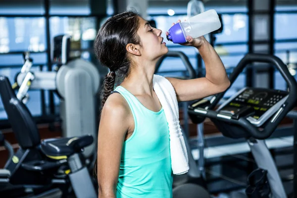 Fit woman drinking water — Stock Photo, Image