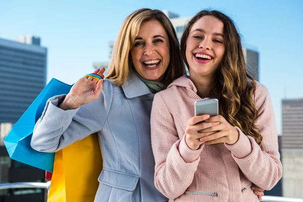 Madre e hija sonriendo —  Fotos de Stock