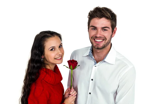 Coppia sorridente con rosa — Foto Stock