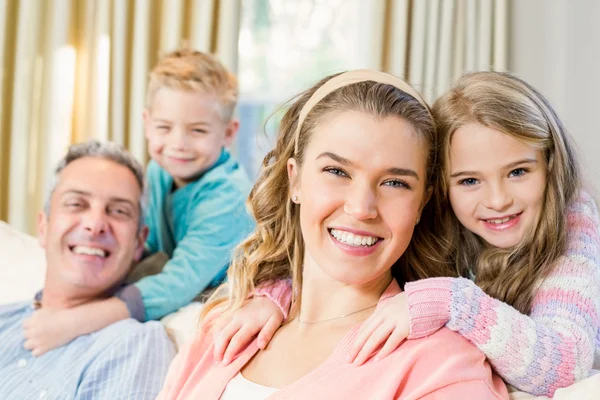 Elkaar zitten en gelukkige familie — Stockfoto