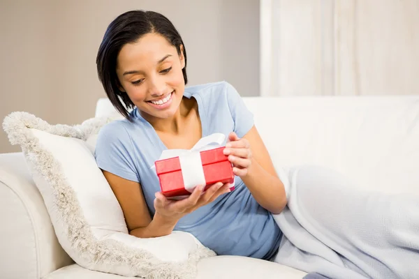 Verrast brunette houden een geschenk — Stockfoto
