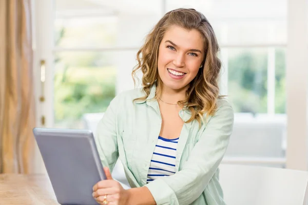 Frau benutzt Tablet-Computer — Stockfoto