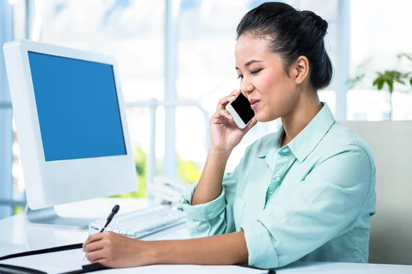 Glimlachende zakenvrouw hebben een telefoongesprek — Stockfoto