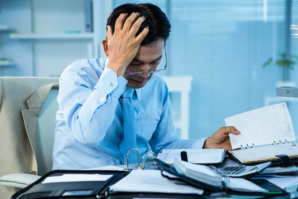 Businessman with a big amount of work — Stock Photo, Image