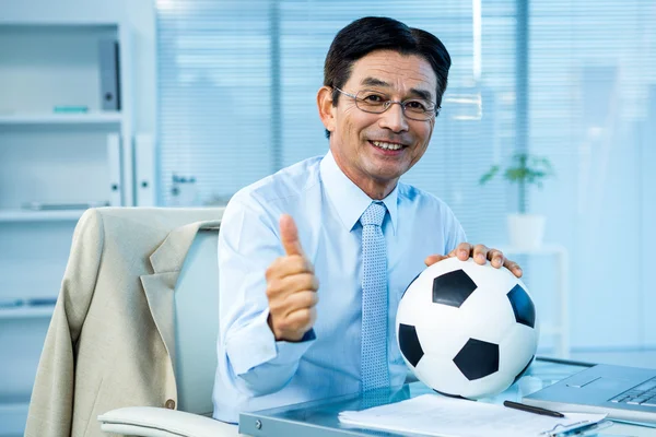 Asiático homem de negócios segurando bola de futebol — Fotografia de Stock