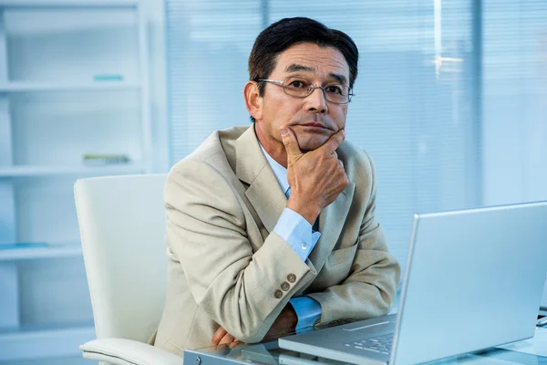 Pensativo asiático hombre de negocios buscando — Foto de Stock