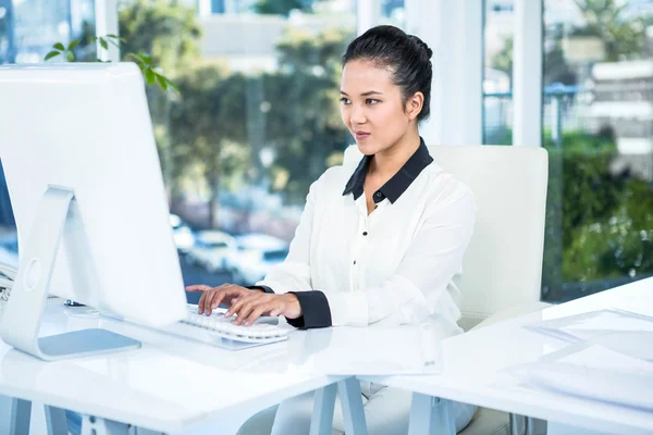 Empresária digitando em seu computador — Fotografia de Stock