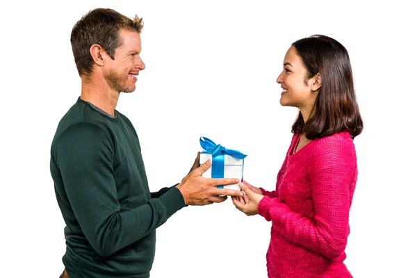 Sonriente pareja sosteniendo caja de regalo —  Fotos de Stock