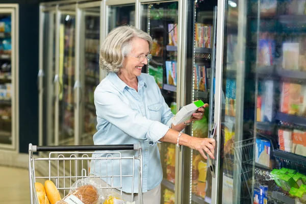 Усміхнена старша жінка купує їжу — стокове фото