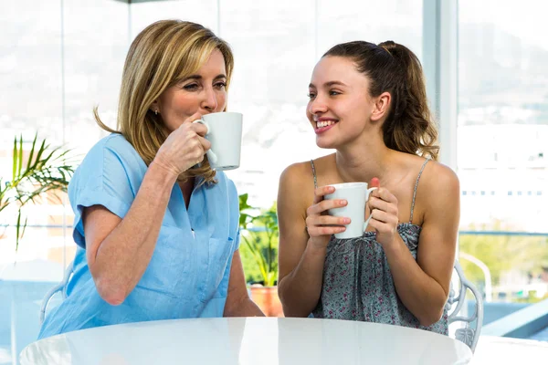 Mãe e filha bebem chá — Fotografia de Stock