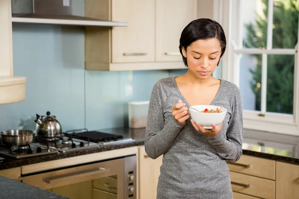 Attractive brunette eating cereals — Stock Photo, Image