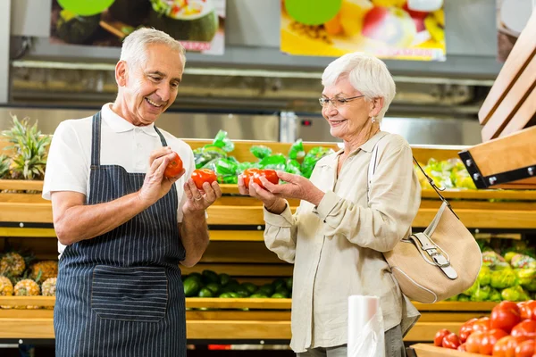 Kunde und Arbeiter diskutieren über Gemüse — Stockfoto