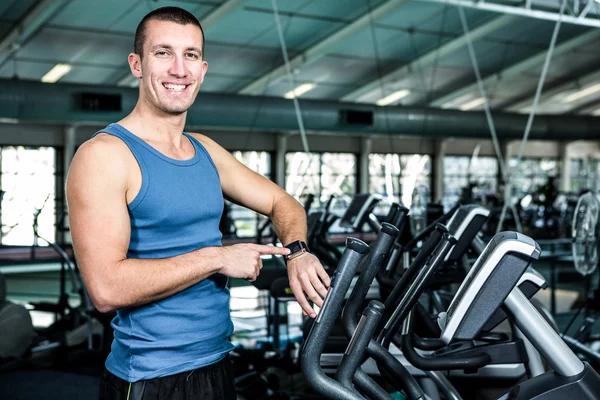 Hombre musculoso usando cronómetro — Foto de Stock