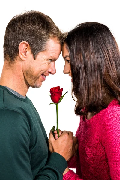 Ευτυχισμένο ζευγάρι με κόκκινο τριαντάφυλλο — Φωτογραφία Αρχείου