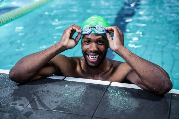 Sonriente hombre en forma en la piscina —  Fotos de Stock