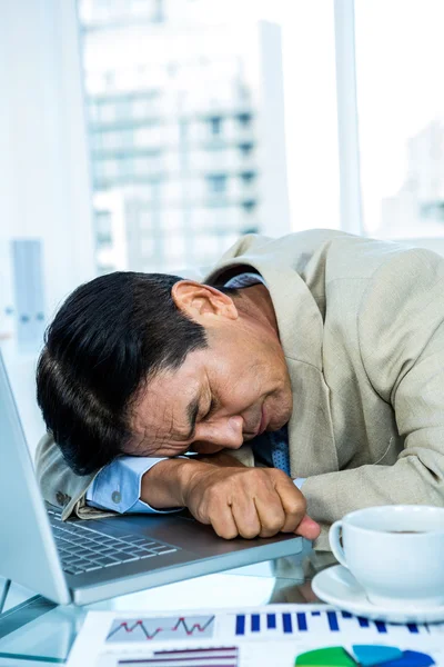 眠っているアジア系の疲れのビジネスマン — ストック写真