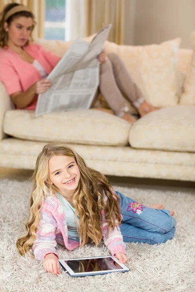 Mom and daughter lying on floor — Stock Photo, Image