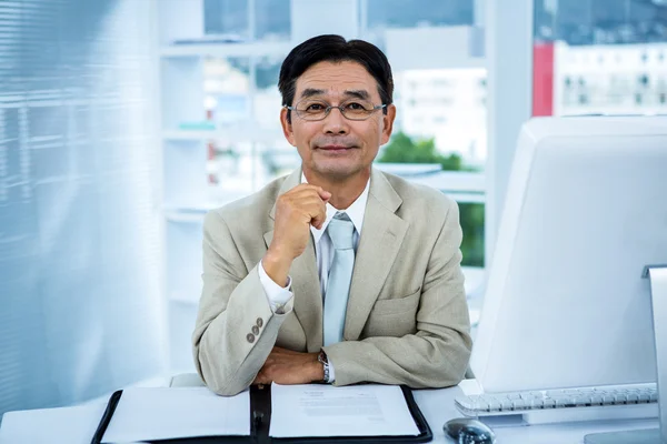 Porträt eines lächelnden Geschäftsmannes — Stockfoto