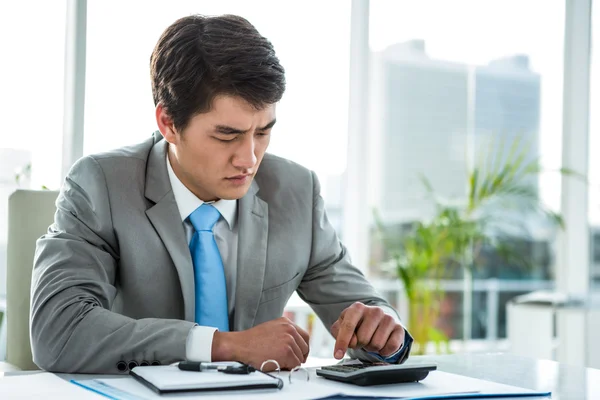 Onrustige zakenman met behulp van calculator — Stockfoto