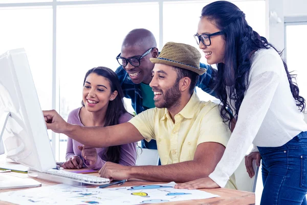 Empresario explicando colegas por computadora — Foto de Stock