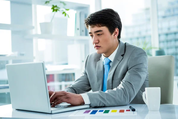 Empresário asiático trabalhando em seu computador — Fotografia de Stock