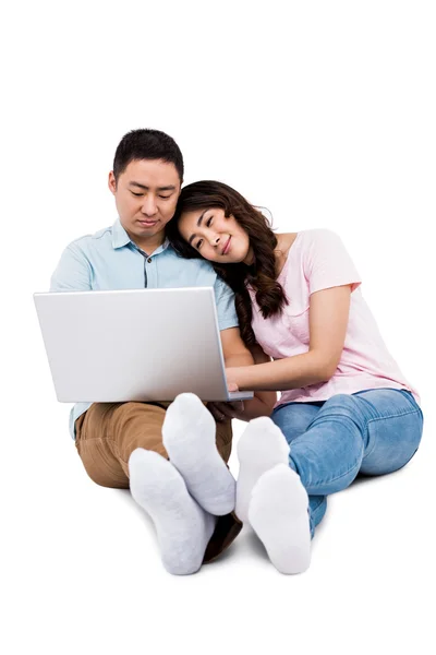 Paar arbeitet am Laptop — Stockfoto