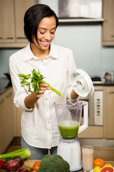 Brunetka przygotowanie smoothie — Zdjęcie stockowe