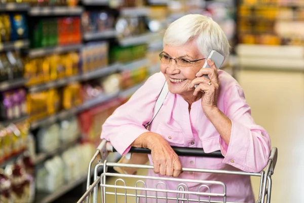 Улыбающаяся пожилая женщина по телефону — стоковое фото