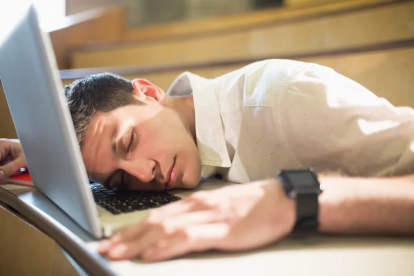 Öğrenci sınıf sırasında uykuya dalmak — Stok fotoğraf
