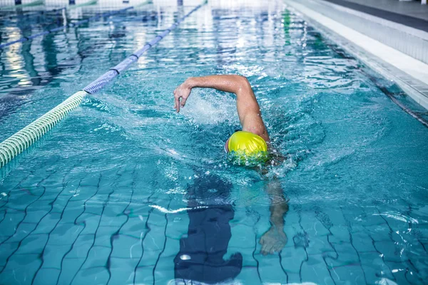 Uomo in forma nuotare con cappello da piscina — Foto Stock