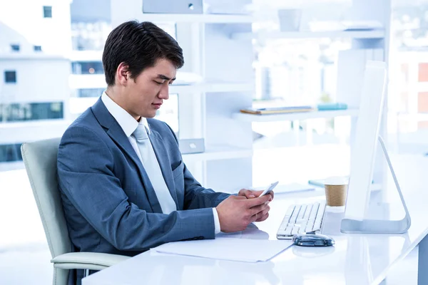 Asiatiska affärsman med sin telefon — Stockfoto