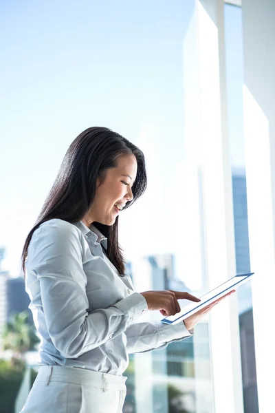 Mujer de negocios sonriente usando tableta —  Fotos de Stock