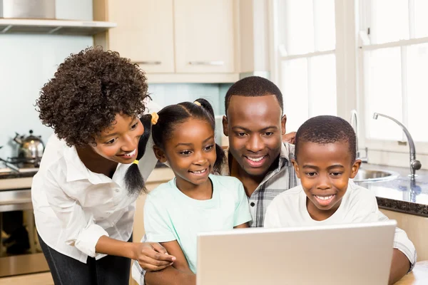 Família usando laptop na cozinha — Fotografia de Stock