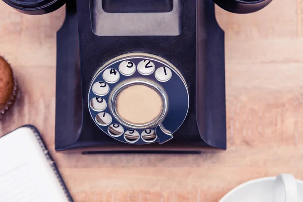 Telefone fixo velho na tabela — Fotografia de Stock