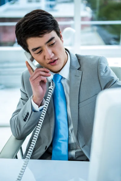 電話でアジア系のビジネスマン — ストック写真