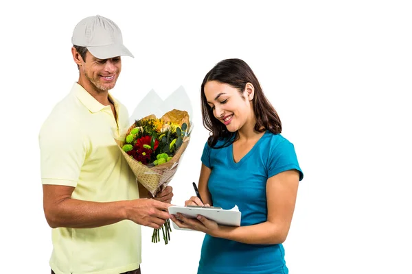 Hombre de entrega de flores tomando firma —  Fotos de Stock