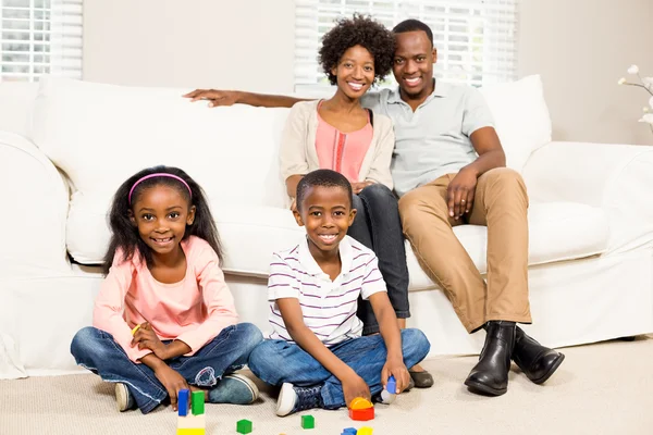 Lächelnde Kinder auf dem Boden — Stockfoto