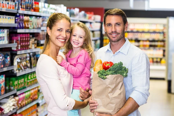 Rodina s pytel s potravinami v supermarketu — Stock fotografie