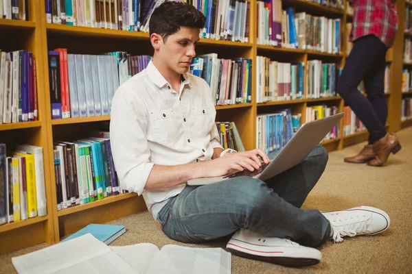 Männlicher Student arbeitet auf dem Fußboden — Stockfoto