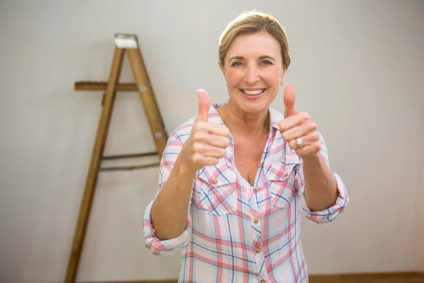 Vrouw met Duimschroef opwaarts — Stockfoto