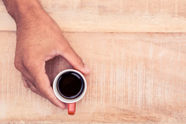 Empresario sosteniendo café negro — Foto de Stock