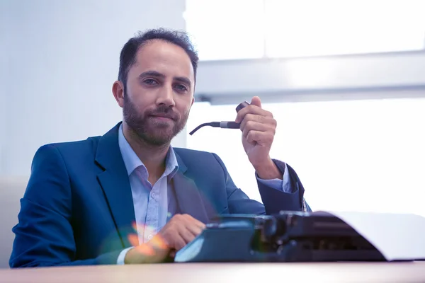 Empresario trabajando en máquina de escribir —  Fotos de Stock