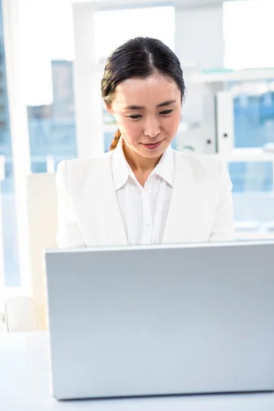 Femme d'affaires souriante travaillant à son bureau — Photo