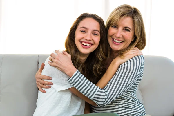 Mor och dotter leende tillsammans — Stockfoto