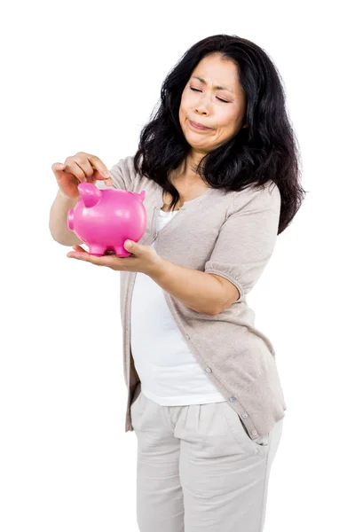 Mulher feliz segurando um banco porquinho — Fotografia de Stock