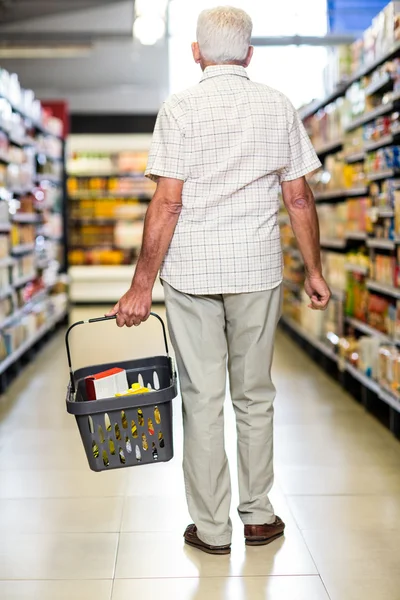 Homem idoso segurando cesta — Fotografia de Stock